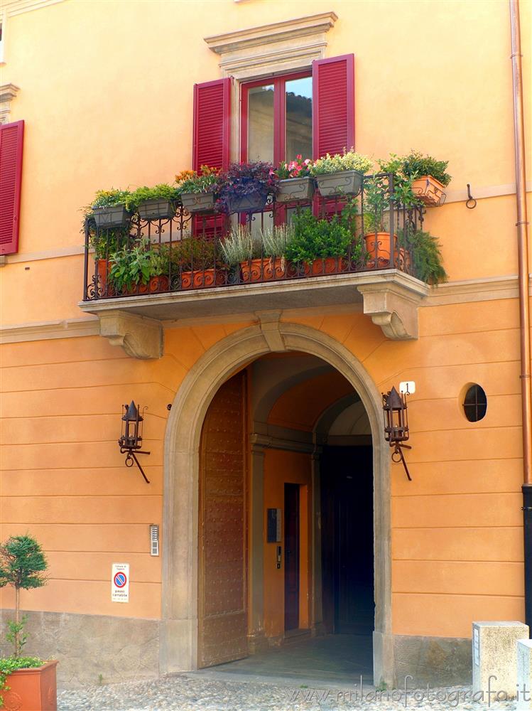 Oggiono (Lecco) - Balcone nel centro di Oggiono